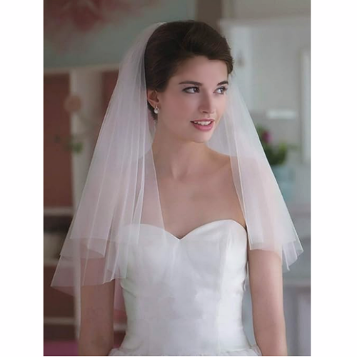 Bridal veil tulle at a perfect price A charming 2-layer tulle veil that falls elegantly on the shoulders