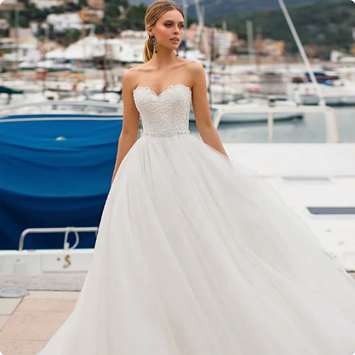 Bride strapless dress Romantic and beautiful as made out of a dream Variety of sizes to choose from
