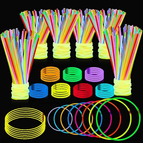Glow sticks for wedding A huge package of 300 colorful sticks + 200 connectors for creating necklaces and bracelets
