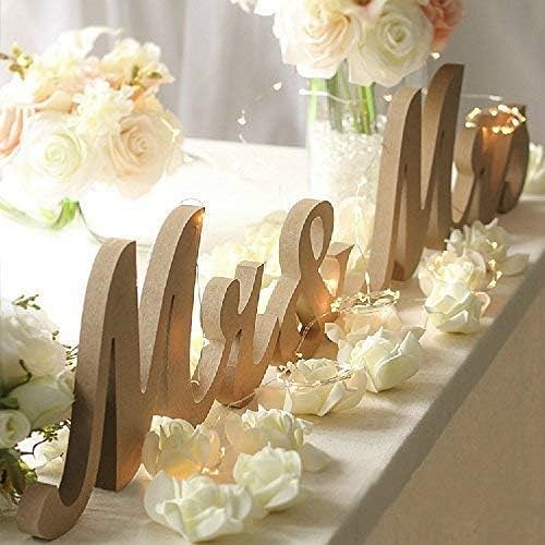 Mr and Mrs wood sign for wedding in a selection of colors for a perfect and photogenic decoration of the head table